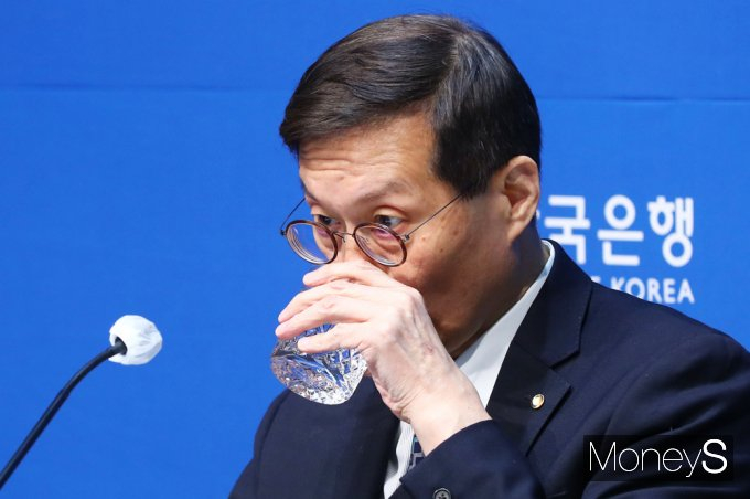 이창용 한국은행 총재가 11일 서울 중구 남대문로 한국은행 별관에서 진행된 올해 첫 통화정책방향 기자간담회에서 잠시 목을 축이고 있다./사진=임한별 기자