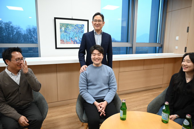 10일 서울 우면동 삼성리서치를 방문한 이재용 삼성전자 회장이 연구원들과 간담회를 가진 뒤 기념 사진을 촬영하고 있다. / 사진=삼성전자