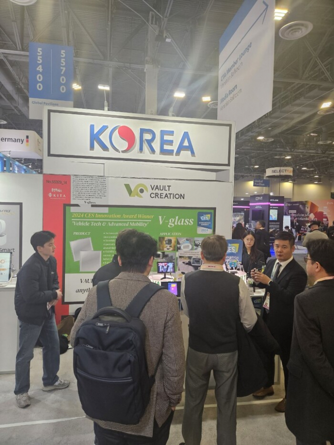 CES 2024 용인관에서 볼트크리에이션 관계자가바이어에 제품을 소개하고 있다. / 사진제공=용인특례시