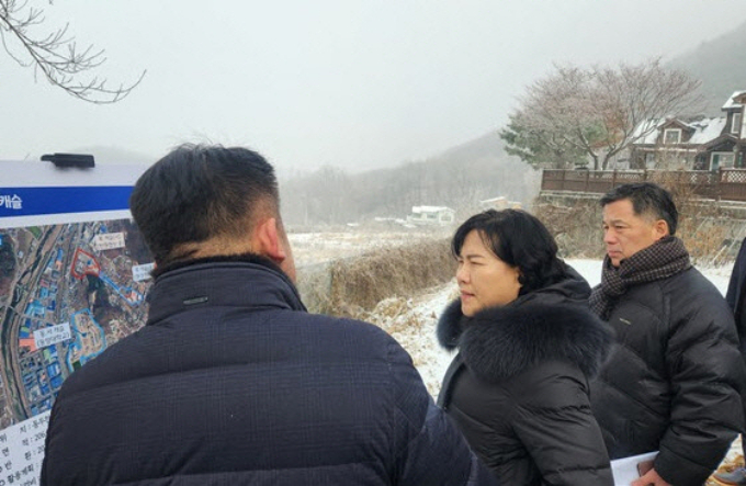 임경숙 동두천시 부시장(가운데)이 10일 신속한 시정현황 파악을 위해 동두천시에 소재한 미군 공여지를 순방하며 관계자의 설명을 듣고 있다. / 사진제공=동두천시
