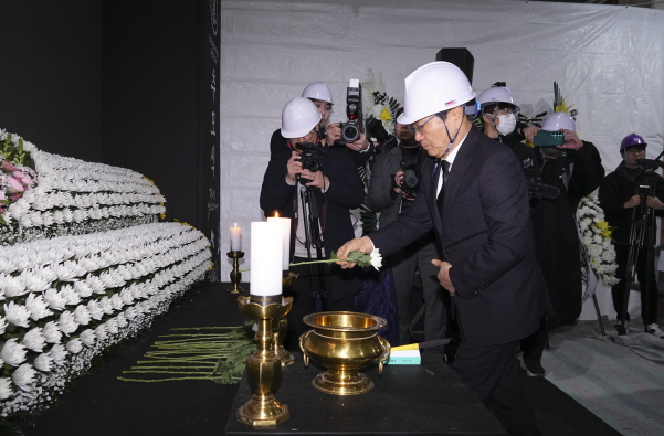 강기정 광주광역시장이 11일 오전 서구 화정동 현대산업개발 아이파크 아파트 신축공사 붕괴사고 2주기 추모식에 참석해 헌화를 하고 있다./사진=광주시 