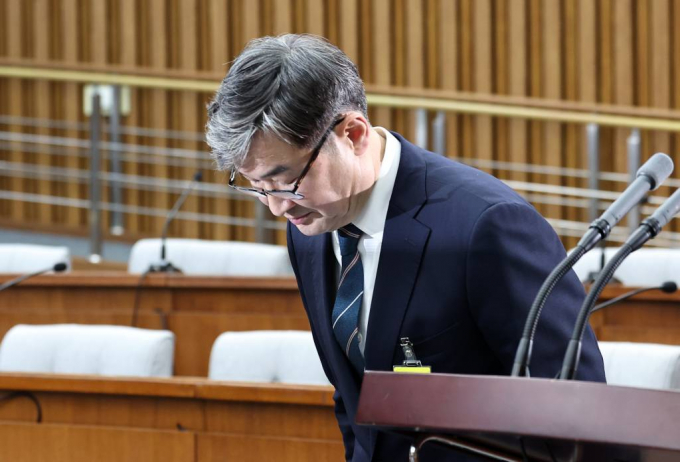 11일 여야가 조태용 국가정보원장 후보자 인사청문회에서 엑손모빌 임대수익 수수의혹과 과거 음주운전 이력을 두고 치열한 공방을 벌였다. 사진은 11일 오전 서울 여의도 국회 정보위원회에서 열린 인사청문회에서 인사하는 조태용 국가정보원장 후보자. /사진=뉴스1