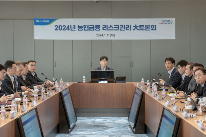  NH농협금융은 11일 서울 여의도 소재 NH투자증권 본사에서 2024년 농협금융 리스크 관리 大토론회를 개최했다. 강신노 농협금융 리스크관리 부문장(가운데)이 당부 사항을 전달하고 있다./사진=농협금융