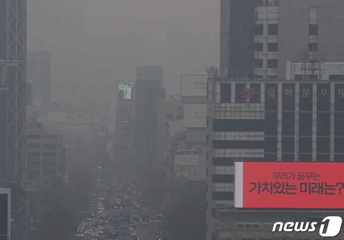 초미세먼지 농도가 '나쁨' 수준을 보인 11일 오전 서울 시내가 흐리게 보이고 있다. 2024.1.11/뉴스1 ⓒ News1 이동해 기자