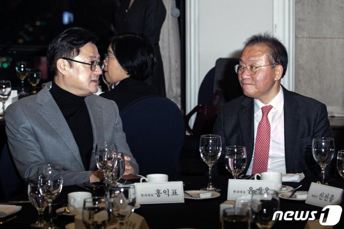 [사진] 대화 나누는 윤재옥-홍익표 원내대표