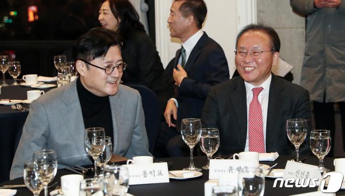 [사진] 윤재옥-홍익표 원내대표 '미소 지으며 대화'