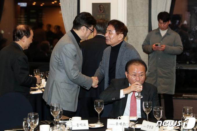 [사진] 목 축이는 윤재옥 원내대표