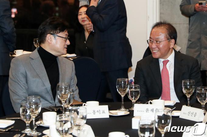 [사진] 나란히 앉아 대화하는 윤재옥-홍익표 원내대표