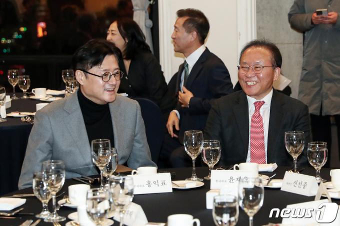 [사진] 나란히 미소 짓는 윤재옥-홍익표 원내대표