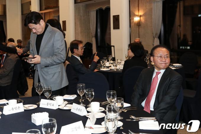 [사진] '가깝지만 먼 사이'