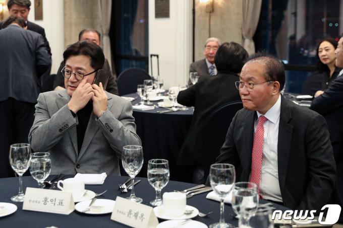 [사진] 윤재옥-홍익표 원내대표 '나란히 앉긴 했지만'