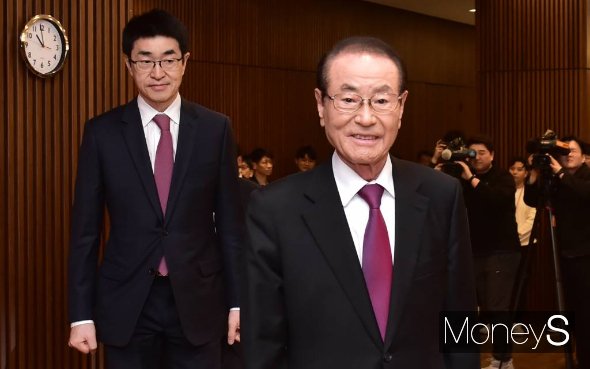 윤세영 태영그룹 창업회장, 윤석민 회장이 9일 서울 여의도 태영건설 본사에서 열린 워크아웃 긴급 기자회견에 입장하고 있다. /사진=임한별 기자