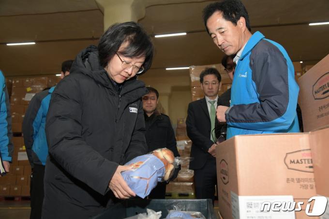 [사진] 식료품 공급 업체 물류센터 방문한 오유경 식약처장