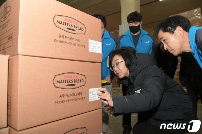 [사진] '강원 청소년올림픽' 식재료 공급업체 점검하는 식약처장