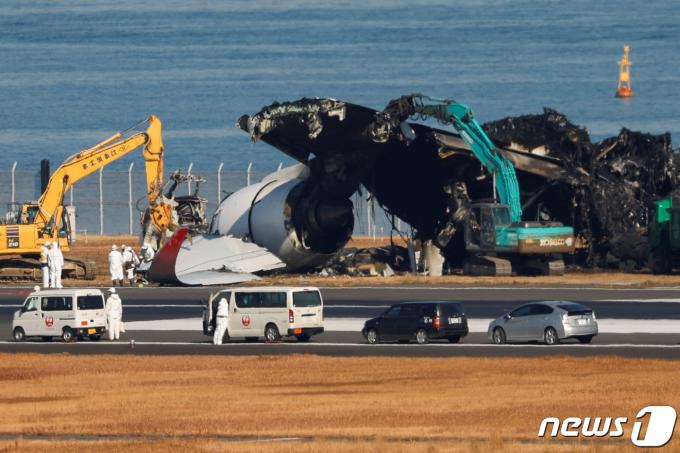 지난 5일 일본 도쿄 하네다 국제 공항에서 해상 보안청 항공기와 충돌해 불에 탄 일본항공 여객기의 잔해가 활주로에서 철거되고 있다. 2024.1.5 ⓒ 로이터=뉴스1 ⓒ News1 우동명 기자