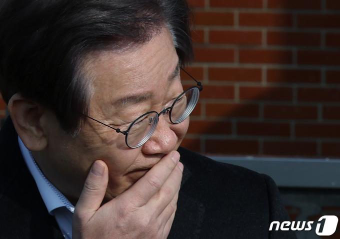 흉기 피습을 당했던 이재명 더불어민주당 대표가 10일 오전 서울 종로구 연건동 서울대학교병원에서 퇴원해 인사말을 마친 뒤 입을 가린 채 차량으로 향하고 있다. 2024.1.10/뉴스1 ⓒ News1 박정호 기자