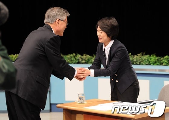 4일 오전 부산MBC에서 열린 4·11 제19대 국회의원선거 후보자 TV 대담·토론회에 참석한 새누리당 손수조 후보(오른쪽)와 민주통합당 문재인 후보가 토론회 시작 전 악수를 나누고 있다.
