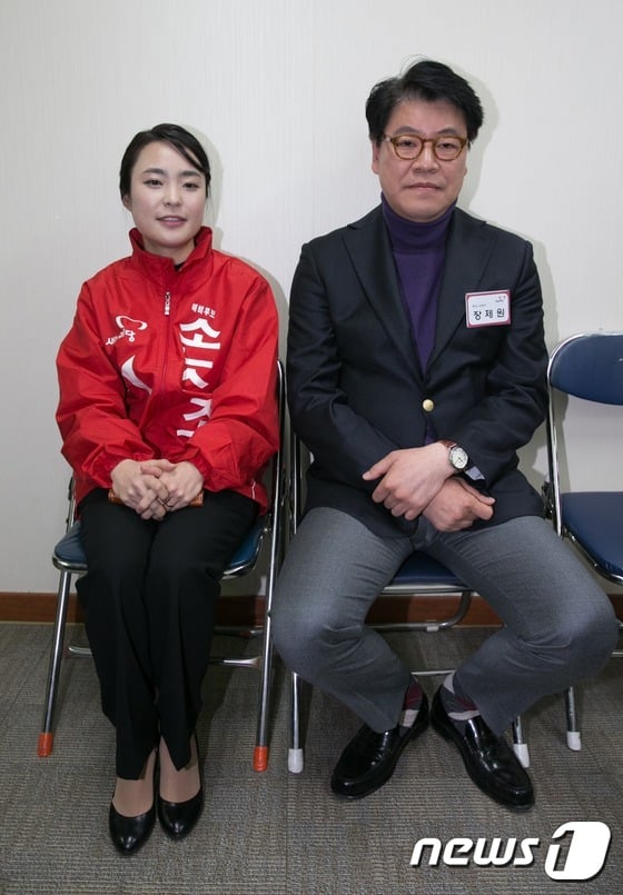 25일 오전 서울 여의도 새누리당사에서 열린 20대 총선 공천 신청자 면접심사에 참석한 손수조(왼쪽), 장제원 부산 사상구 예비후보가 면접을 기다리고 있다. 2016.2.25/뉴스1 ⓒ News1 박지혜 기자