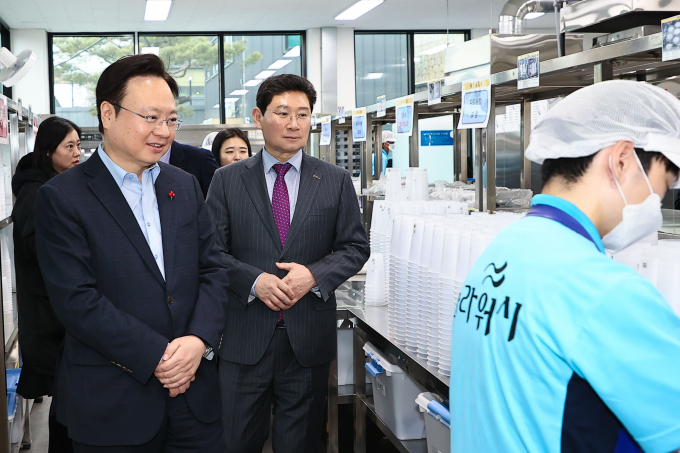 지난 11일 용인지역자활센터 자활사업장을 방문한 보건복지부 조규홍 장관과 이상일 용인특례시장 / 사진제공=용인특례시