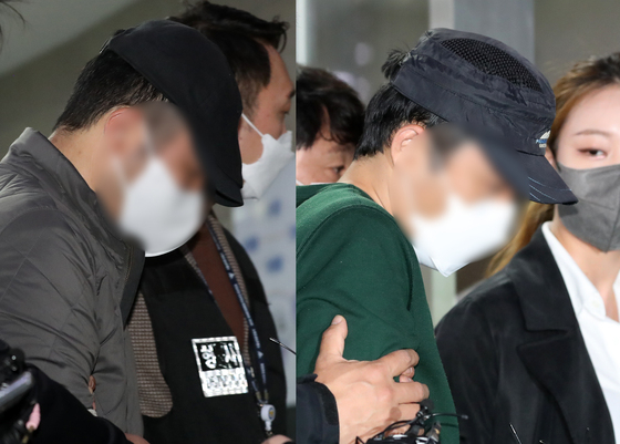 우리은행에서 700억여원을 횡령해 주가지수 옵션거래 등에 쓴 혐의로 구속된 전직 은행원과 횡령에 가담한 동생이 항소심에서 각각 징역 15년과 12년을 선고받았다. 사진은 이들이 지난 2022년 5월6일 오전 서울 중구 남대문경찰서에서 검찰로 송치되는 모습. /사진=뉴스1