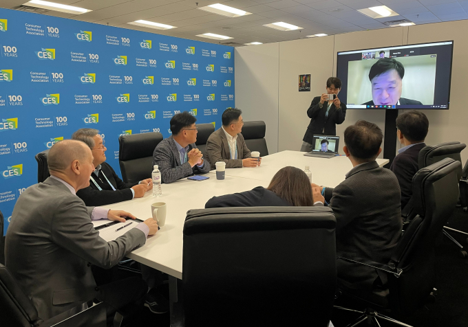 정만기 한국무역협회 부회장은 12일 CES 주관사인 미국 소비자기술협회(CTA) 게리 샤피로 회장과 화상 면담을 진행했다. / 사진=한국무역협회