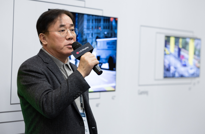 세계 최대 가전·IT(정보기술) 전시회 'CES 2024' 개막을 하루 앞둔 지난 8일(현지시간) 미국 네바다주 라스베이거스 컨벤션센터(LVCC)에서 열린 LG디스플레이 사전 부스 투어에서 정철동 LG디스플레이 사장이 인사말을 하고 있다. / 사진=뉴스1 이재명 기자