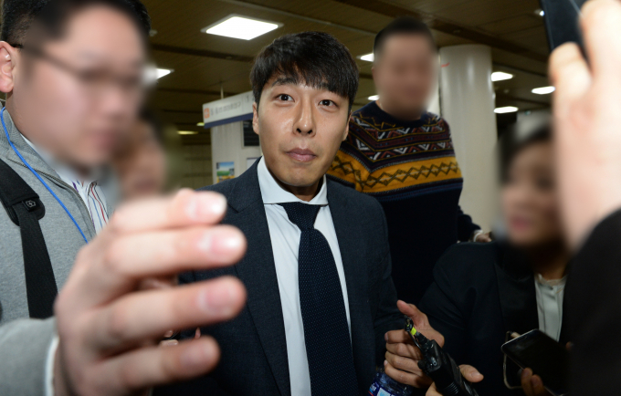 쇼트트랙 국가대표 출신 김동성(44)이 이혼 후 양육비 8010만원을 지급하지 않아 전처 오모씨에게 고소당한 가운데 김동성의 현재 아내 인모씨가 사회관계망서비스(SNS)에 경제적 어려움을 호소하는 한편 "밀린 양육비를 반드시 보내겠다"고 해명했다. 사진은 지난 2017년 김동성이 서울 서초구 서울중앙지법에서 열린 최순실씨와 장시호씨에 대한 영재센터 지원 의혹 관련 직권남용권리행사 방해 10회 공판에 증인으로 출석한 모습. /사진=뉴스1