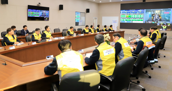 지난 11일 남부발전 임직원이 겨울철 전력수급 대비 전사 비상대응체계를 점검하고 있다./사진=남부발전  
