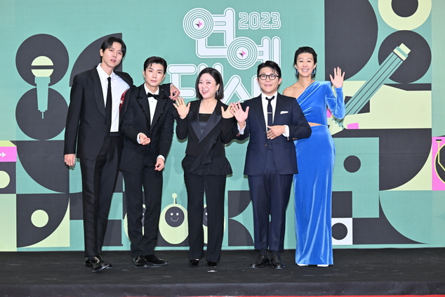  '홍김동전' 멤버들이 프로그램 폐지에 대한 아쉬움 속 언제든 다시 뭉치고 싶은 마음을 고백했다.  사진은 지난해 12월 KBS 신관 공개홀에서 열린 2023 KBS 연예대상에 참석한 홍김동전 멤버들. /사진=KBS 2TV 제공 