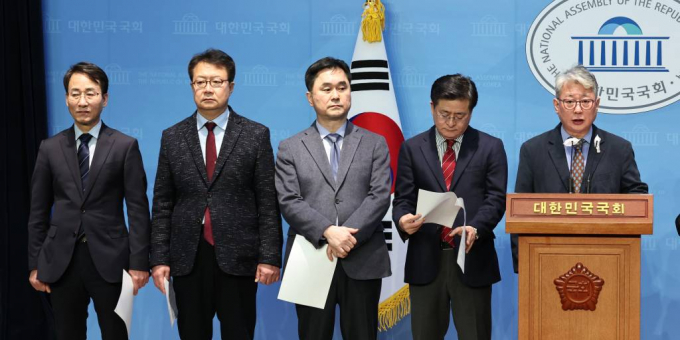 12일 '원칙과 상식' 의원들이 가칭 미래대연합 창당을 선언했다. 사진은 12일 오전 서울 여의도 국회 소통관에서 '미래대연합(가칭)' 창당 선언 기자회견을 하고 있는 '원칙과상식' 의원들. /사진=뉴스1
