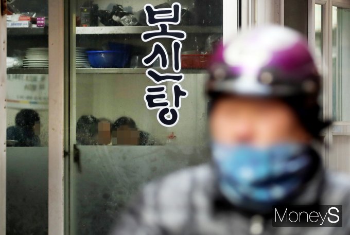 ▲  지난 9일 국회 본회의 '개식용 금지법'(오는 2027년부터 식용 전면금지) 통과 속, 서울 도심속 보신탕집(머니S DB)