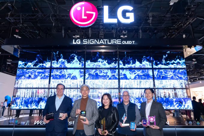 LG전자가 선보인 세계 최초의 무선 투명 올레드 TV 'LG 시그니처 올레드 T'가 CES 2024의 공식 어워드에서 TV 제품으로는 유일하게 '최고상(The Best of CES 2024)'을 수상했다. / 사진=LG전자