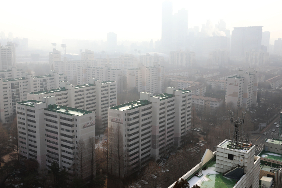 13일 부동산 정보제공 업체 ''부동산R114'에 따르면 1월 둘쨰주(12일 기준) 수도권 아파트 매매가격은 0.01% 하락했고 전세가는 0.01% 상승했다. 매매가는 지난해 11월 둘째 주(11월10일 기준 0.00%)부터 숨고르기가 계속되며 보합과 -0.01% 사이를 오르내리고 있다./사진=뉴스1