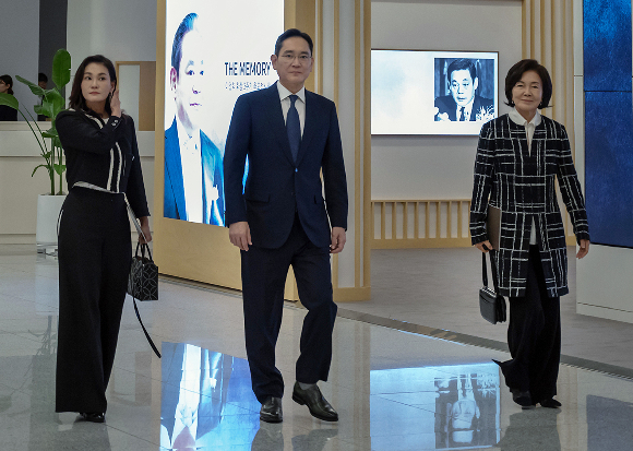 이재용 삼성전자 회장(가운데)과 홍라희 전 삼성미술관 리움 관장(오른쪽), 이서현 삼성복지재단 이사장이 지난해 10월 경기도 용인 삼성전자 인재개발원 콘서트홀에서 열린 '이건희 선대회장 3주기 추모 음악회'에 참석하고 있다. /사진=삼성전자 
