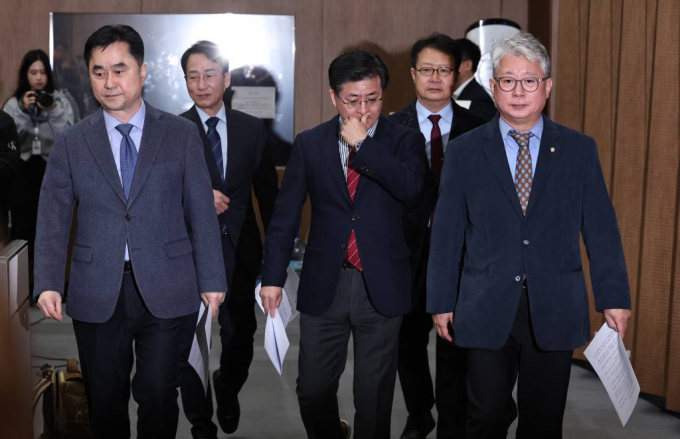 미래대연합(가칭)이 14일 창당 발기인 대회를 열며 본격적인 총선 준비에 나선다. 사진은 지난 12일 오전 서울 여의도 국회 소통관에서 '미래대연합(가칭)' 창당 선언 기자회견에 참석하고 있는 '원칙과상식' 의원들. /사진=뉴스1