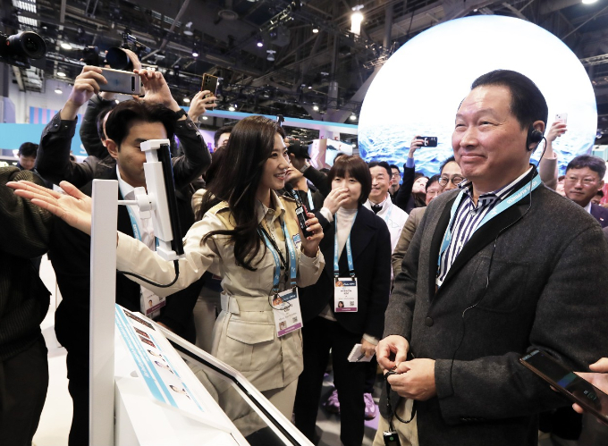 CES 2024 SK그룹 통합전시관을 찾은 최태원 회장. /사진=SK그룹 제공