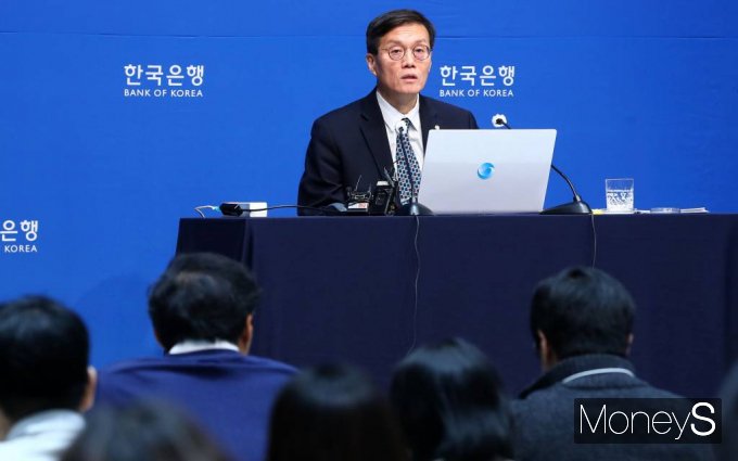 이창용 한국은행 총재가 11일 서울 중구 남대문로 한국은행 별관에서 진행된 올해 첫 통화정책방향 기자간담회에서 취재진 질문에 답하고 있다. /사진=임한별(머니S)