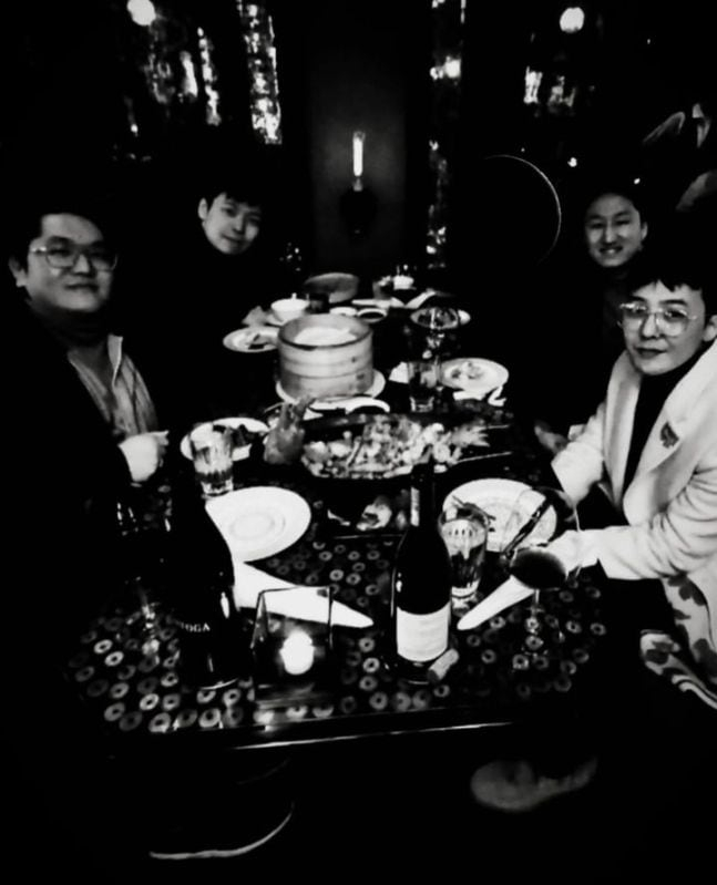 가수 지드래곤(본명 권지용)이 정기선 HD현대 부회장, 신유열 롯데지주 미래성장실장(전무)와 함께 와인파티를 즐겼다. /사진=지드래곤 인스타그램