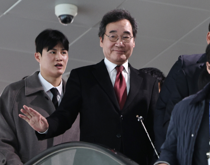 이낙연 전 더불어민주당 대표가 12일 신당의 가칭 당명을 '새로운 미래'로 정했다. 사진은 지난 11일 오후 서울 여의도 국회에서 민주당 탈당 및 신당 창당 선언을 마친 뒤 지지자들을 향해 손인사를 하는 이 전 대표의 모습. /사진=뉴스1