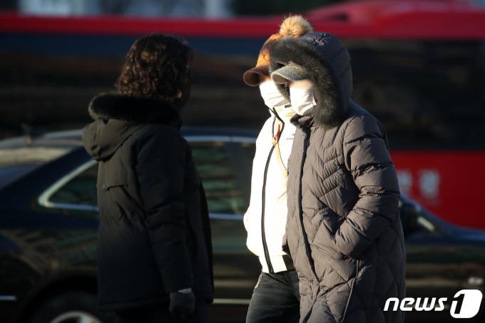 대구 수성구 달구벌대로에서 방한용품과 두꺼운 외투로 중무장한 시민들이 발걸음을 재촉하고 있다. 2024.1.4/뉴스1 ⓒ News1 공정식 기자