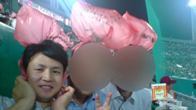 한동훈 국민의힘 비상대책위원장이 부산 사직구장에서 16년전 롯데자이언츠 경기를 직관한 사진이 공개됐다. 사진은 지난 2008년 부산 사직구장을 방문한 한 위원장. /사진= 국민의힘 제공