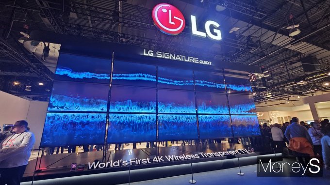 LG전자가 CES 2024에서 4K 무선 투명 TV를 전시했다. /사진=최유빈 기자