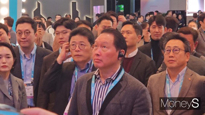 최태원 SK그룹 회장이 CES 2024 기간 SK를 비롯해 다른 기업의 부스를 방문했다. /사진=최유빈 기자