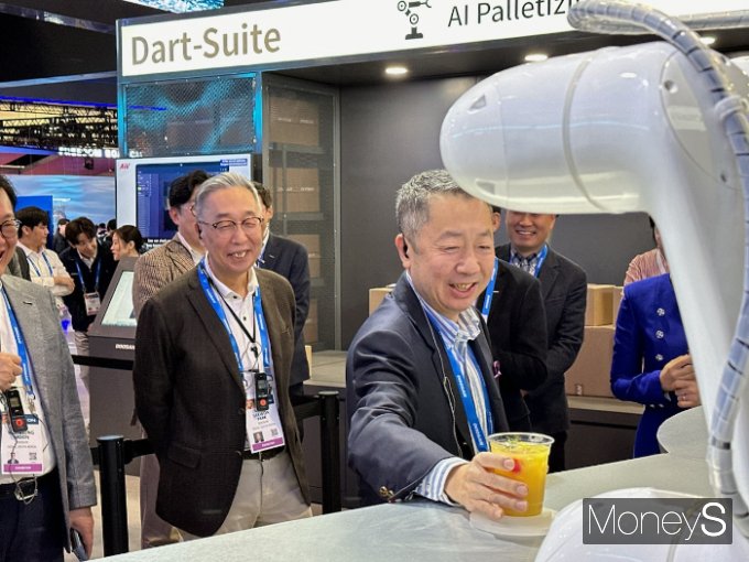 박정원 두산그룹 회장이 CES 2024를 찾아 현장 곳곳을 둘러봤다. /사진=김창성 기자