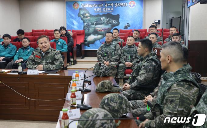 [사진] 연평부대원들 만난 이상민 장관