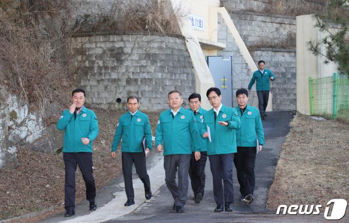 [사진] 연평도 민방위 시설 점검 나선 이상민 행안부 장관