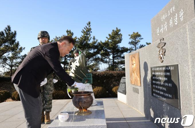 [사진] 이상민 행안부 장관, 연평도 포격전 전사자 위령탑 참배