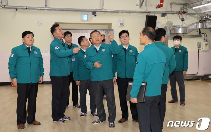 [사진] 이상민 장관, 연평도 찾아 민방위 시설 점검