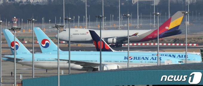 오후 인천국제공항 계류장에 대한항공과 아시아나항공의 항공기가 지나고 있다. 최근 유럽연합(EU) 경쟁당국은 2024년 2월14일 전까지 대한항공과 아시아나항공의 기업결합 심사를 잠정적으로 결론 내리겠다고 공지했다. 2023.12.26/뉴스1 ⓒ News1 박정호 기자