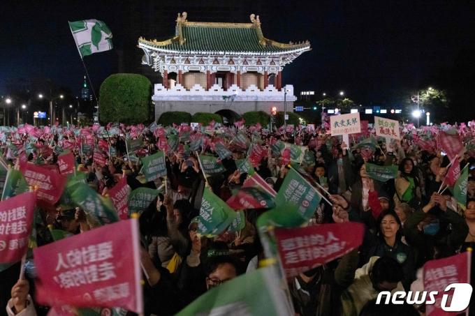 대만 총통 선거를 이틀 앞둔 11일(현지시간) 밤, 타이베이 대만총독부 건물 앞 카이다거란 대도에서 열린 대만 집권 민진당 소속 라이칭더 총통 후보의 유세에 10만명 이상의 인파가 몰렸다. 2024.01.11 ⓒ AFP=뉴스1 ⓒ News1 최종일 기자